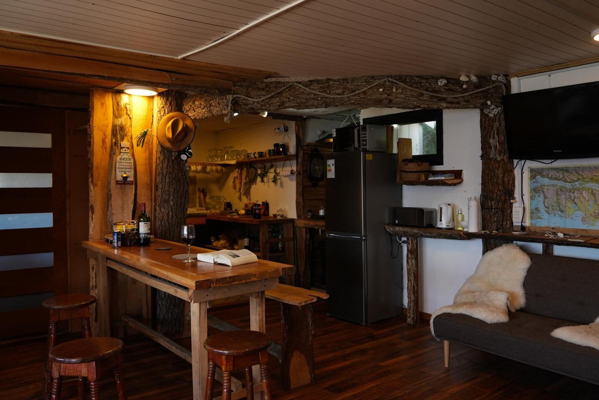 Refugio Jemmy Button Hotel Puerto Williams Buitenkant foto
